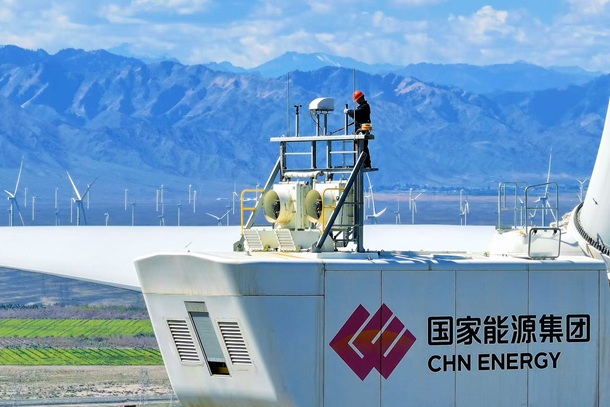 2.2.圖為黨員骨干在風(fēng)機機艙上維護風(fēng)速儀