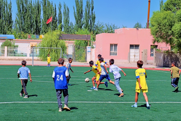 3.2.圖為孩子們在新修建的操場踢足球