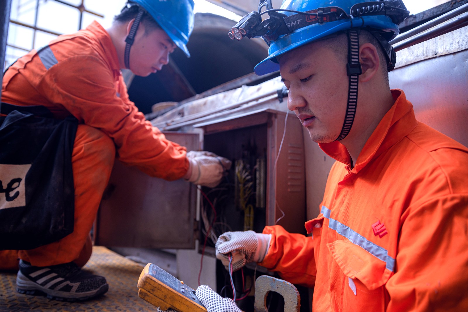 圖為湖北荊門公司熱控班QC小組成員正在進(jìn)行設(shè)備維護(hù)