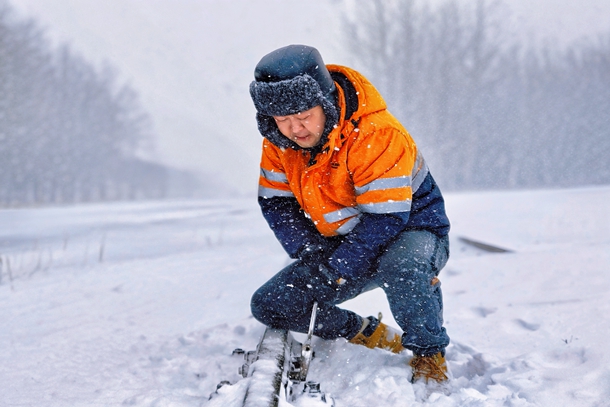 3.圖為李長亮正在緊固鋼軌絕緣螺栓