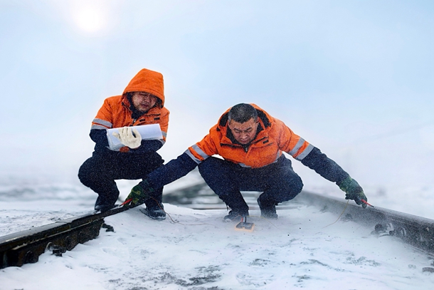 2.圖為李長亮和孫會(huì)立正在測量軌道電壓