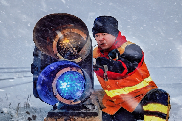 4.圖為劉雁軍正在檢修信號機(jī)