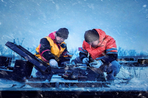 5.圖為張智輝和劉雁軍正在檢修電動(dòng)轉(zhuǎn)轍機(jī)